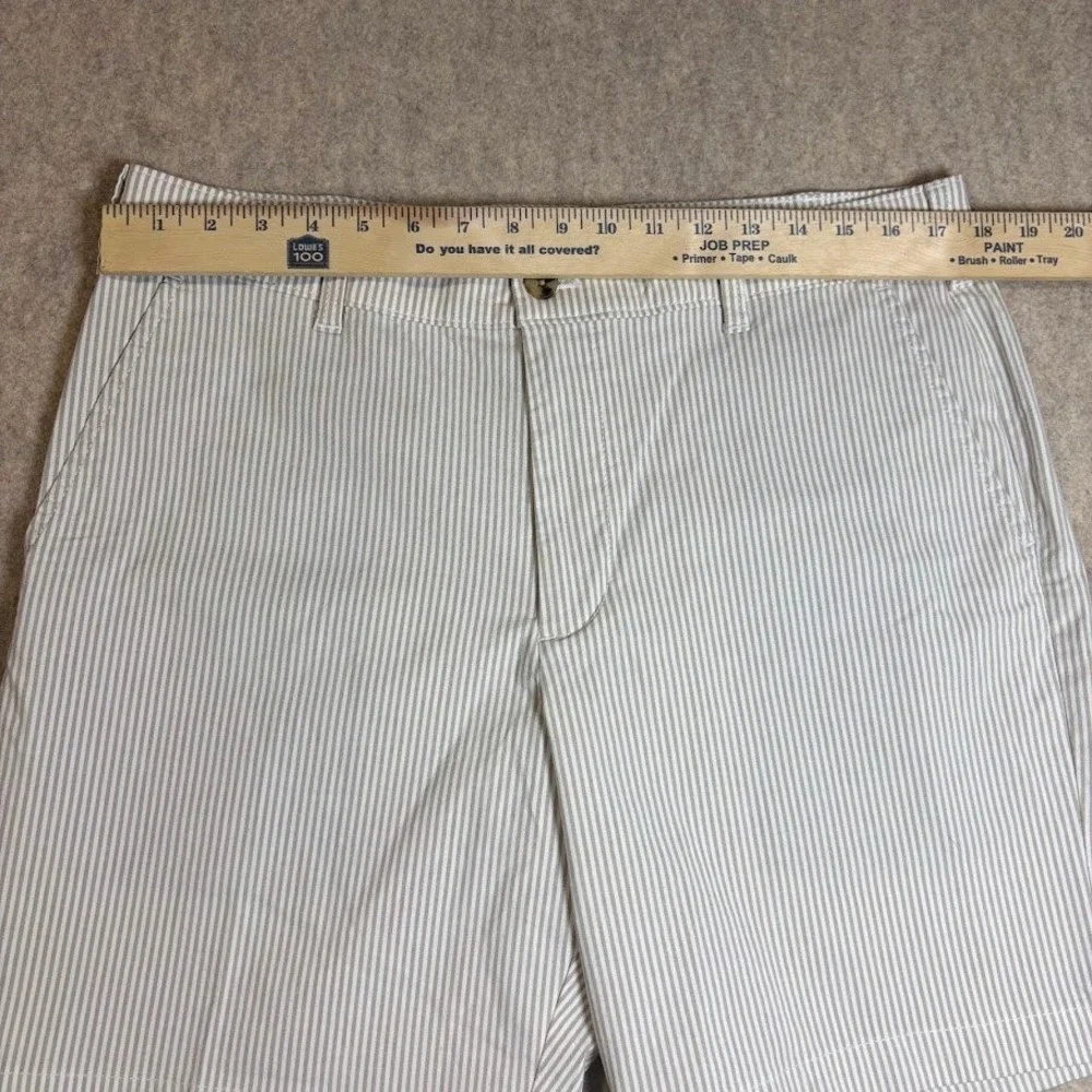 IZOD Shorts Mns 34 Grey Cotton Seersucker Stripe Stretch Flat Front Coastal Prep